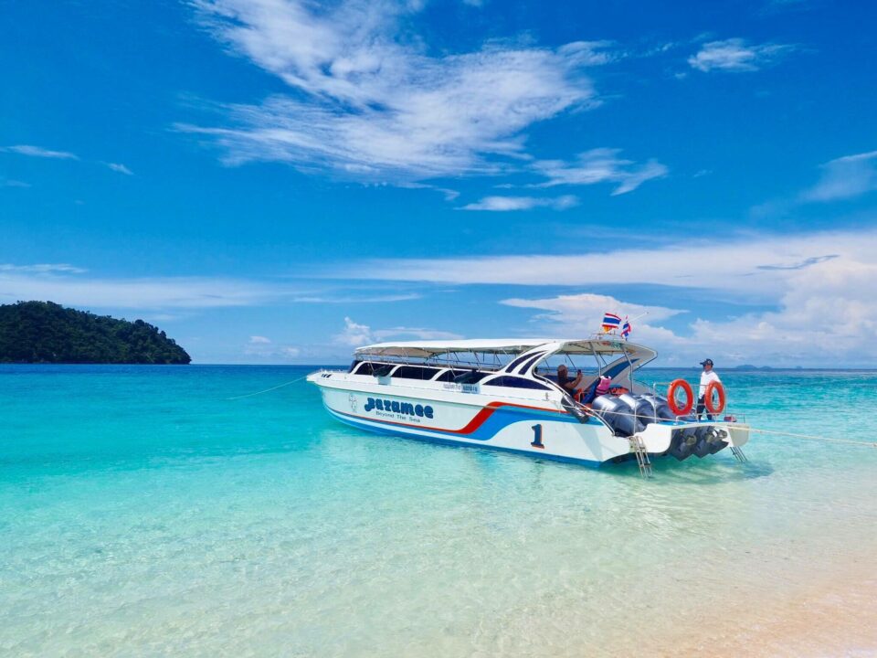 เรือเข้าเกาะหลีเป๊ะ